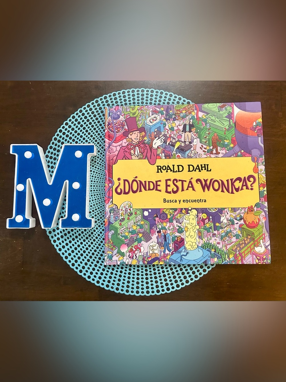 Dnde est Wonka? / Where's Wonka?: A Search-and-Find Book by Roald Dahl (Spanish)